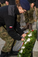 Uroczystość złożenia kwiatów pod pomnikiem Jana Wyżykowskiego