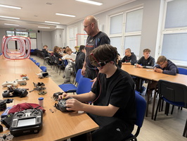 Odlotowe zajęcia w naszej szkole! Uczniowie poznali świat dronów FPV