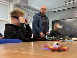 Odlotowe zajęcia w naszej szkole! Uczniowie poznali świat dronów FPV