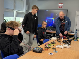 Odlotowe zajęcia w naszej szkole! Uczniowie poznali świat dronów FPV
